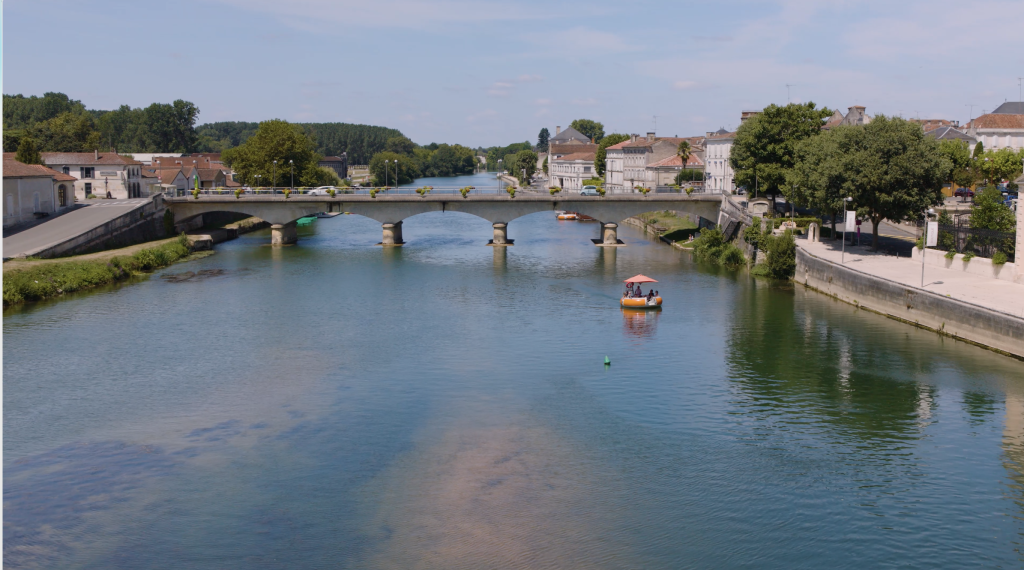 Pourquoi intégrer un bateau barbecue offre touristique rentable ? | BBQ BOAT bateau barbecue offre touristique
